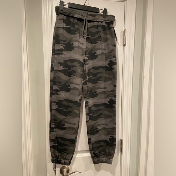 NWT Wild Fable Size S Green Camo Elastic Drawstring Waist Sweatpants Loungers - Picture 1 of 11